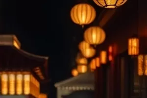 老旧钟表店的橱窗里挂着十几只停在同一天的挂钟