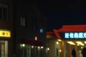 冬夜窗台上的老式收音机，旋钮旁摊着一张手写频率表