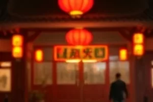 山间公路被雨水打湿，远处山脊上压着厚厚的云层